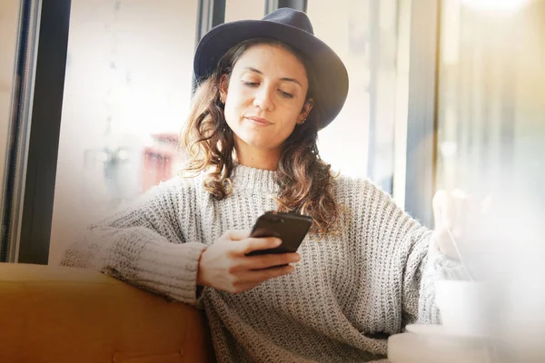 Mulher Atraente Legal Café Moderno Com Celular — Fotografia de Stock