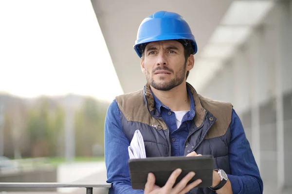 Bonito Especialista Construção Hardhat Livre Com Tablet Planta — Fotografia de Stock