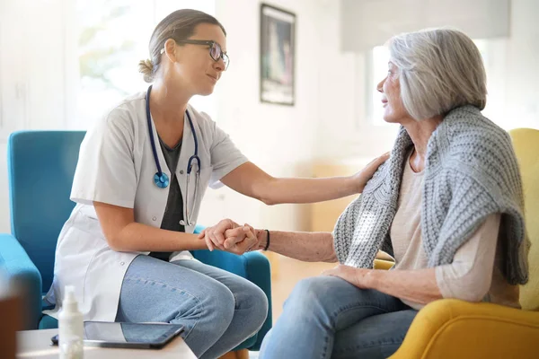 Dokter Geruststellend Oudere Vrouw Moderne Kliniek — Stockfoto