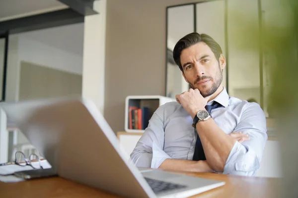 Entspannter Attraktiver Geschäftsmann Der Modernen Büro Arbeitet — Stockfoto