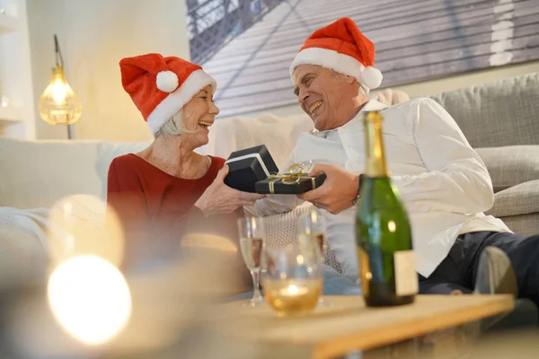 Couple Sénior Festif Chapeaux Père Noël Échangeant Des Cadeaux Noël — Photo