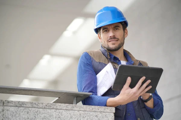 Aantrekkelijke Bouwer Buitenshuis Met Tablet Blauwdrukken Glimlachend Camera — Stockfoto