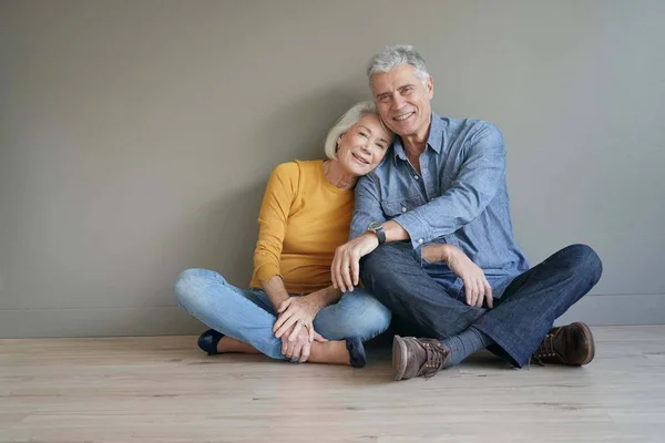 Full Length Casual Modern Senior Couple Sitting Floor Background — Stock Photo, Image