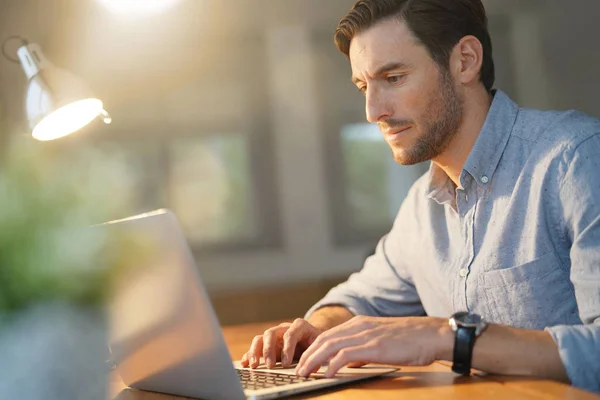 Hombre Guapo Trabajando Hasta Tarde Casa — Foto de Stock