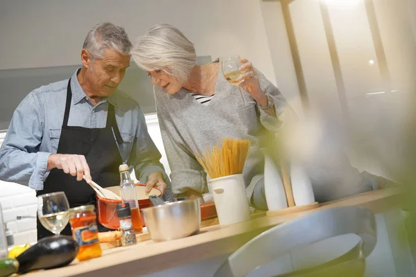 Pareja Ancianos Cocinando Juntos Cocina Moderna — Foto de Stock