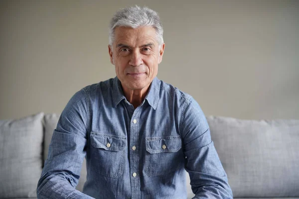 Portret Van Casual Moderne Senior Man Denim Bank — Stockfoto