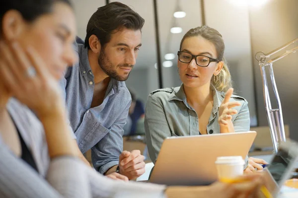 Colleagues Workshopping Business Ideas Modern Working Space — Stock Photo, Image