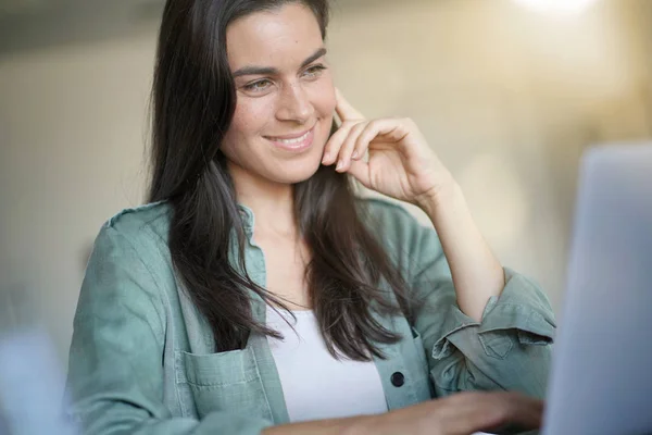 Retrato Impresionante Morena Sonriendo Portátil — Foto de Stock