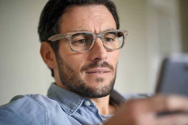 Retrato Hombre Guapo Casual Comprobando Teléfono Celular Usando Gafas Diseñador — Foto de Stock