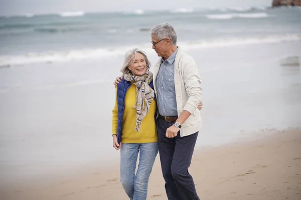 Feliz Pareja Ancianos Caminando Juntos Playa —  Fotos de Stock