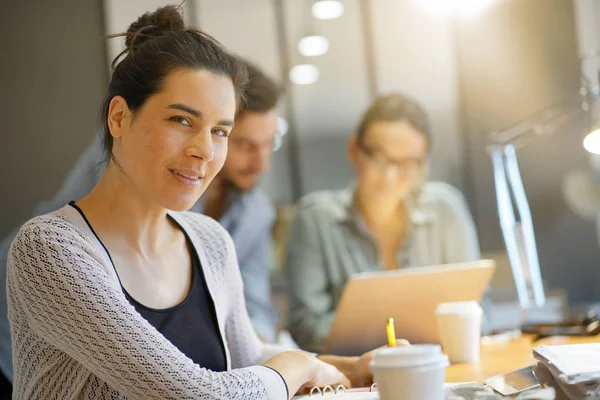 Fokus Attraktiv Brunette Som Ser Kamera Felles Arbeidsrom – stockfoto