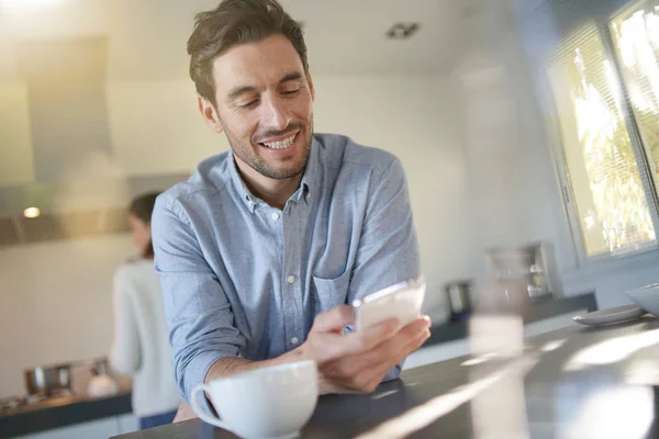 Relajado Hombre Guapo Cocina Moderna Con Esposa Fondo — Foto de Stock