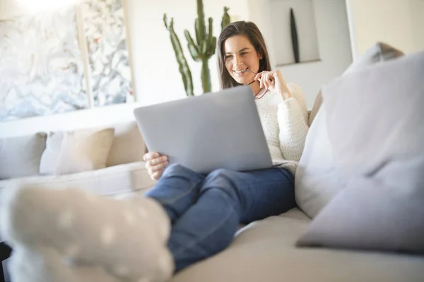 Mooie Vrouw Thuis Ontspannen Met Laptop — Stockfoto