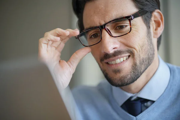 Retrato Homem Atraente Sorrindo Trabalhando Laptop Usando Óculos — Fotografia de Stock