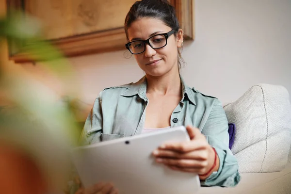 Mujer Atractiva Casual Sofá Casa Con Tableta — Foto de Stock