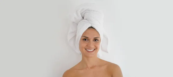 Fantastisk Naturlig Skønhed Smilende Med Håndklæde Turban Hvid Baggrund - Stock-foto