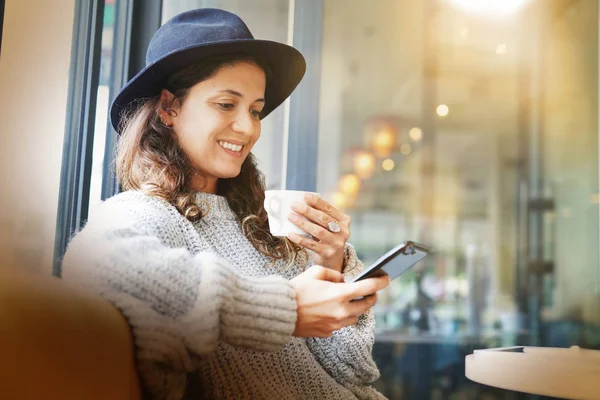 Mulher Atraente Legal Café Moderno Com Celular — Fotografia de Stock