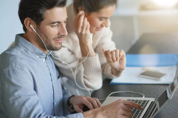 Kollegen Tauschen Sich Über Arbeitsideen Computer Aus — Stockfoto