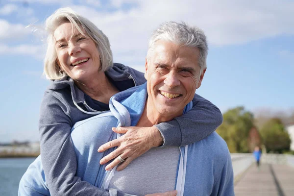 Divertimento Amorevole Coppia Senior Cavalcando All Aperto — Foto Stock