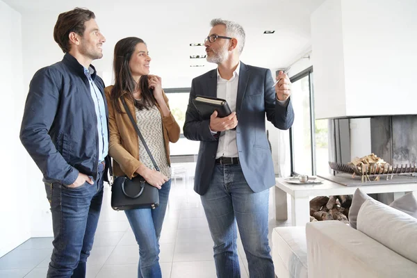 Couple Avec Agent Immobilier Visitant Maison Moderne — Photo