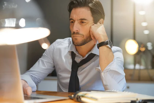 Schöner Geschäftsmann Der Spät Der Nacht Modernen Büro Arbeitet — Stockfoto