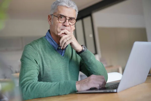 Uomo Anziano Moderno Che Lavora Sul Computer Portatile Casa — Foto Stock