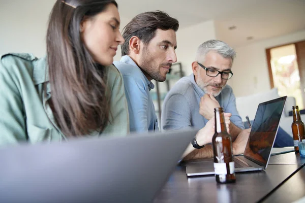 Grupo Mixto Compañeros Trabajo Trabajando Casualmente Ideas Negocios — Foto de Stock