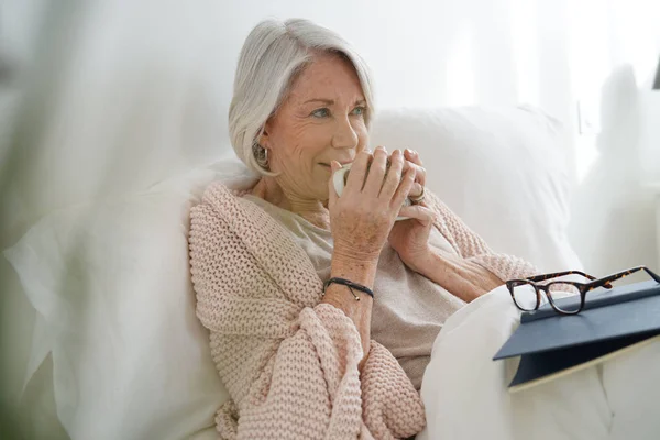 Belle Femme Âgée Détendre Dans Lit Lecture — Photo