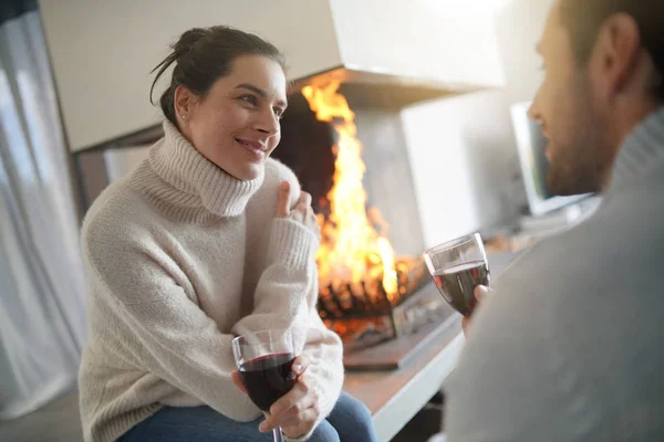 Casal Relaxante Pelo Fogo Apreciando Copos Vinho Tinto — Fotografia de Stock