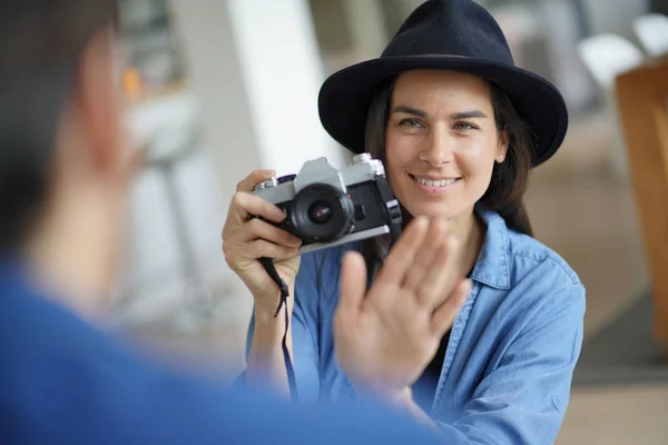 Trendige Atemberaubende Brünette Macht Fotos Von Modell Mit Vintage Kamera — Stockfoto