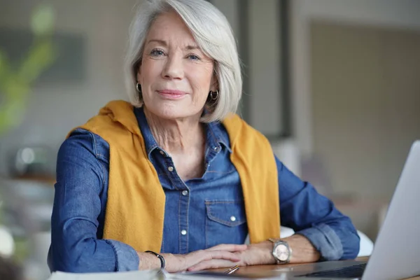 Beautiful Senior Woman Looking Pensive Home Laptop — Stock Photo, Image