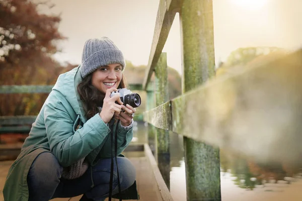 Jolie Brune Prenant Des Photos Extérieur Automne — Photo