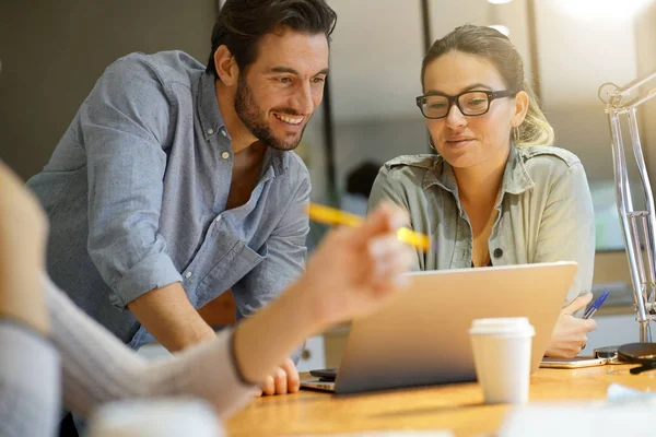 Kollegaer Som Arbeider Med Forretningsideer Moderne Arbeidsområder – stockfoto