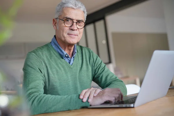 Moderne Senior Man Werkt Thuis Aan Laptop — Stockfoto