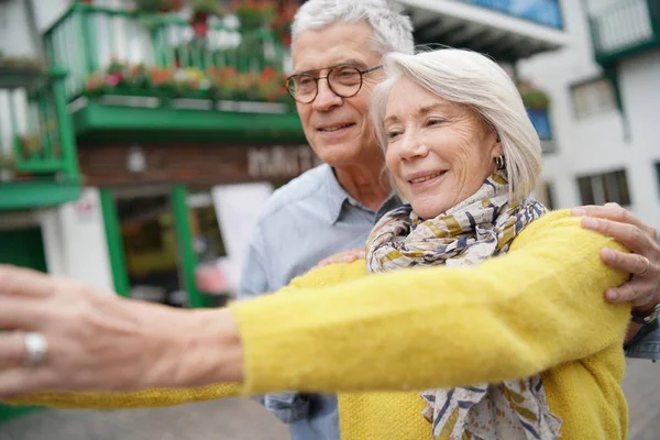 Pasangan Senior Yang Menarik Mengambil Selfie Luar Ruangan — Stok Foto