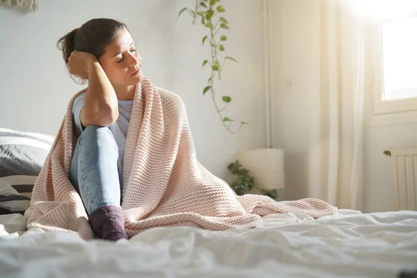 Hermosa Morena Tranquila Relajándose Luz Del Sol Cama —  Fotos de Stock