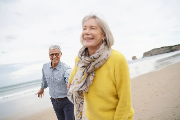 Levendige Senior Vrouw Man Hand Houden Het Voortouw Strandwandeling — Stockfoto