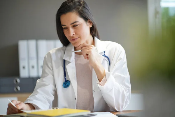 Portret Van Aantrekkelijke Vrouwelijke Arts Laboratoriumjas — Stockfoto