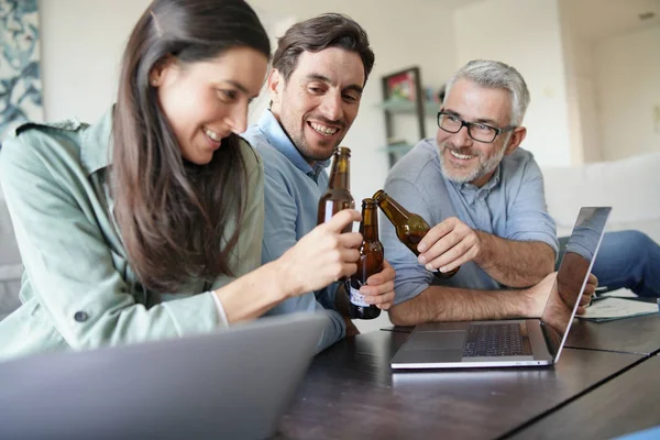 Grupo Misto Sorridente Colegas Trabalhando Casualmente Ideias Negócios — Fotografia de Stock