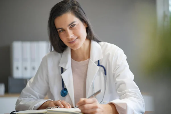 Laboratuvar Önlüğü Içinde Çekici Kadın Doktor Portresi — Stok fotoğraf