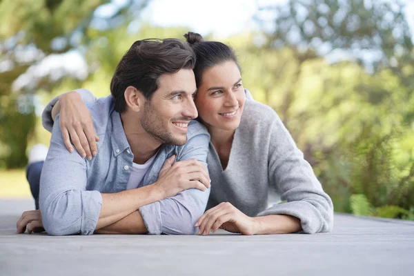 Glückliches Attraktives Paar Legt Sich Auf Die Terrasse — Stockfoto