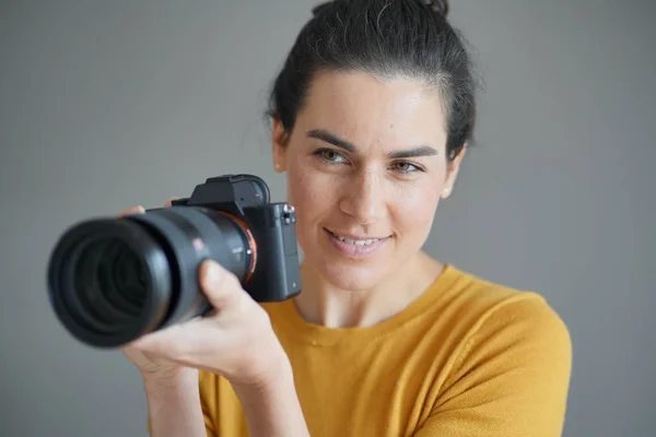 Portrait Stunning Brunette Photographer Grey Isolated Background — Stock Photo, Image