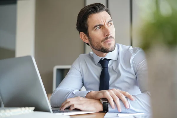 Gutaussehender Geschäftsmann Modernem Büro — Stockfoto