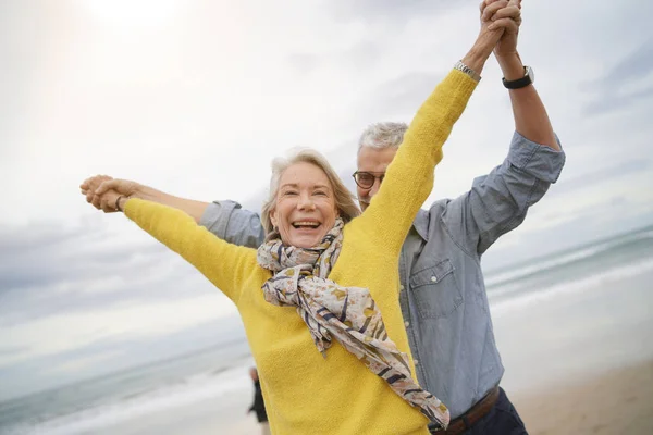 Livliga Senior Par Leker Stranden Tillsammans — Stockfoto