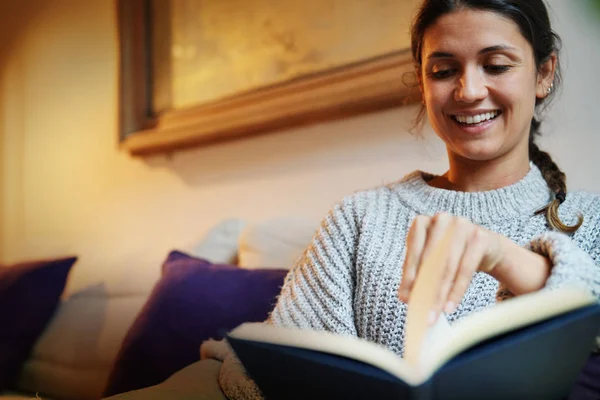 Brune Souriante Relaxante Sur Canapé Livre Lecture — Photo