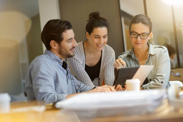 Colleagues Workshopping Business Ideas Modern Working Space — Stock Photo, Image