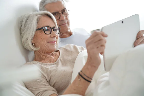 Senior Coppia Sposata Rilassarsi Letto Guardando Tablet — Foto Stock