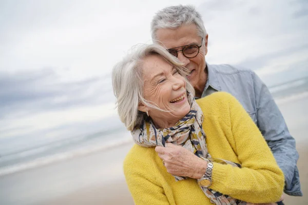 Retrato Atraente Vibrante Casal Sênior Abraçando Praia Outono — Fotografia de Stock