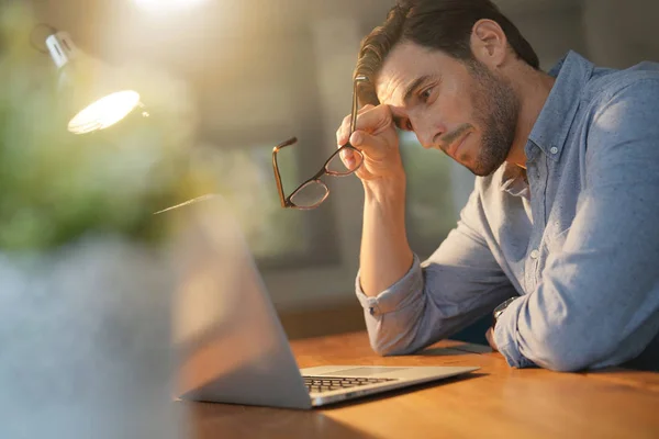 Schöner Mann Der Spät Hause Arbeitet — Stockfoto