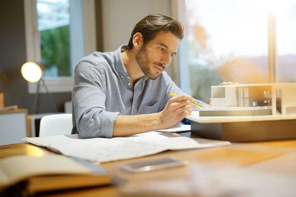 Hombre Negocios Guapo Que Trabaja Oficina Moderna — Foto de Stock